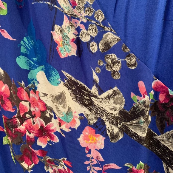 Bebe Asymmetrical Flutter Sleeve Printed Dress (M, Blue/Floral) - Picture 3 of 13